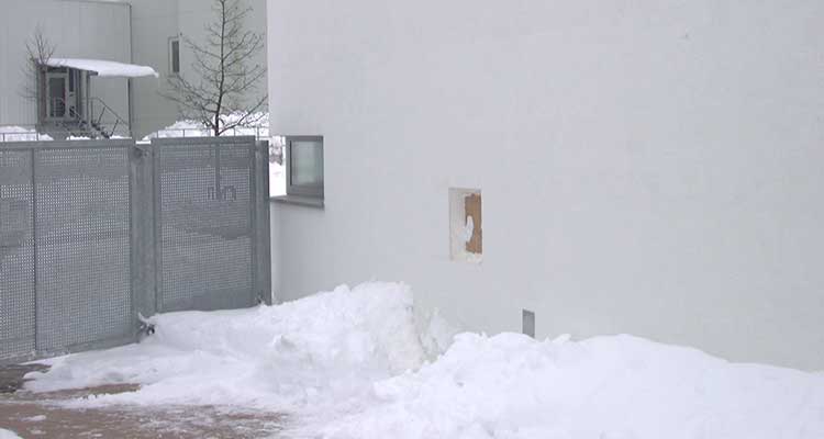 Schnee vor der Hauswand, deutlich höher als der Sockelputz mit 30 cm Höhe 